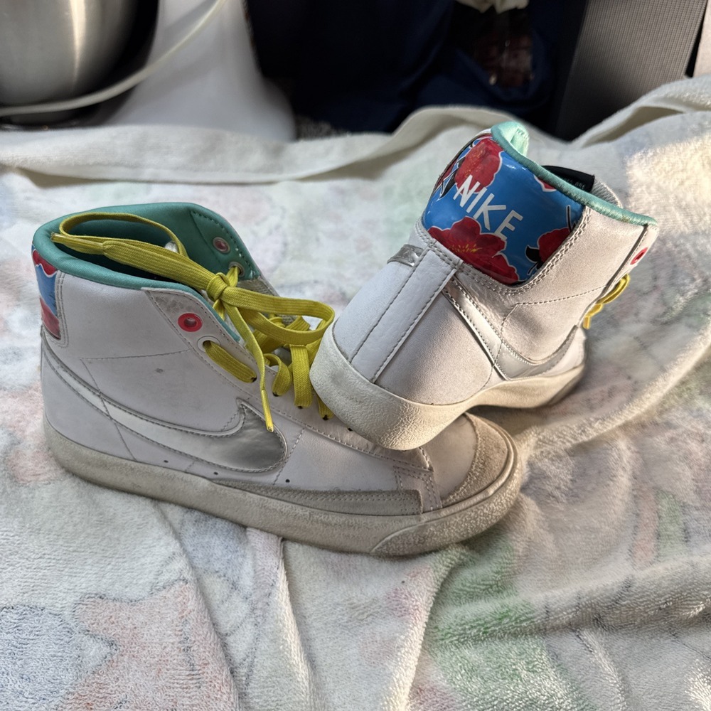 Nike Blazer mid 77 high tops Floral heel White/silver Sz 5.5Y Dq7773–100